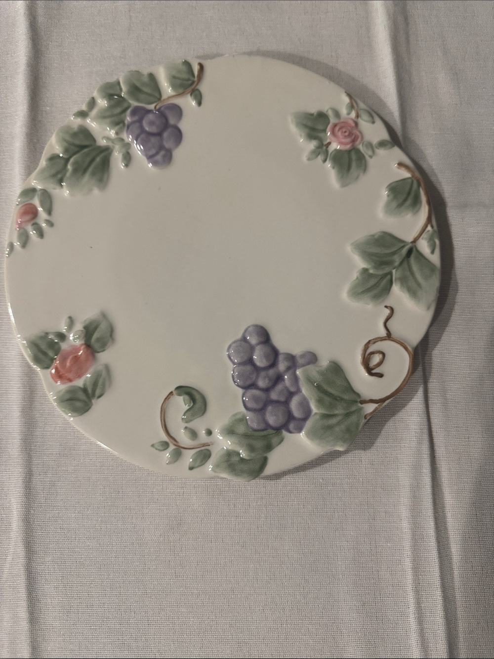 Pfaltzgraff Grapevine cheese board trivet with pads 8.25”